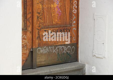 Graffiti est visible sur la porte principale d'un immeuble résidentiel dans une rue appelée Kostelni à Prague, République tchèque Banque D'Images