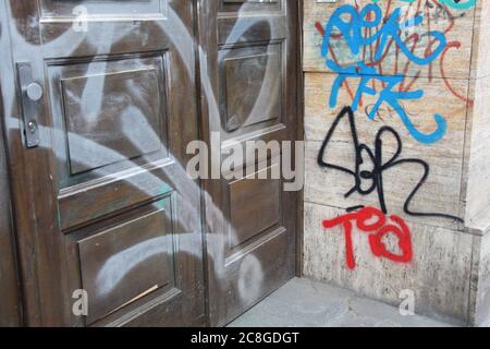 Graffiti est visible sur la porte principale d'un bâtiment résidentiel Banque D'Images