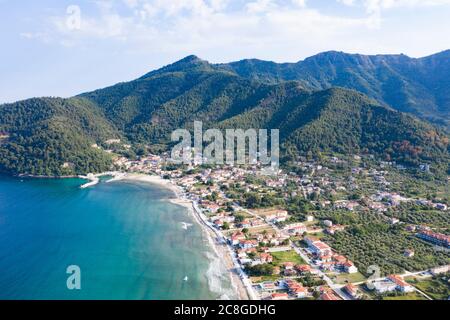 Paysage avec plage d'or et Skala Potamia sur Thassos, Mer Egée, Grèce Banque D'Images