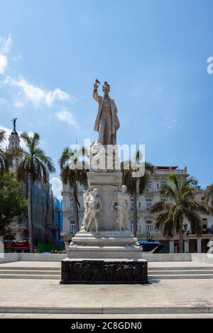 La Havane / Cuba - 04.15.2015: La statue en marbre blanc du célèbre poète José Marti, située dans le parc central (Parque Central). Oiseaux sur sa main et Banque D'Images