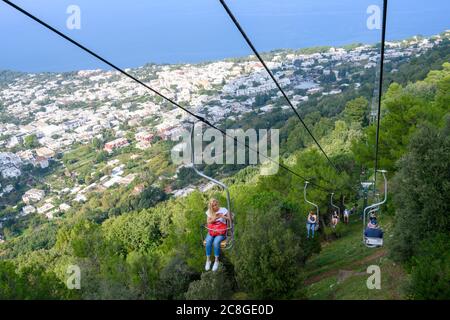 Les gens utilisent les télésièges pour se rendre au sommet de Monte Solaro, qui est le point culminant de l'île de Capri dans la baie de Naples Banque D'Images