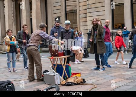 Glasgow, Écosse, Royaume-Uni. 24 juillet 2020. Un butard s'amuse sur Buchanan Street, car les restrictions sur le coronavirus sont atténuées. Credit: SKULLY/Alay Live News Banque D'Images