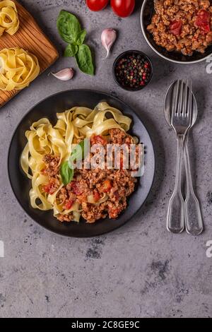 Savoureuse pâtes italiennes classiques bolognese, vue de dessus. Banque D'Images