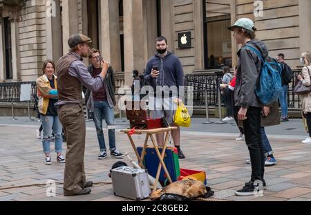 Glasgow, Écosse, Royaume-Uni. 24 juillet 2020. Un butard s'amuse sur Buchanan Street, car les restrictions sur le coronavirus sont atténuées. Credit: SKULLY/Alay Live News Banque D'Images