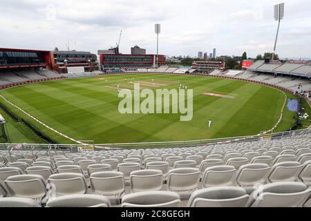 Vue générale de l'action sur le terrain en face de stands vides avec la ville en arrière-plan pendant le premier jour du troisième test à Emirates Old Trafford, Manchester. Banque D'Images