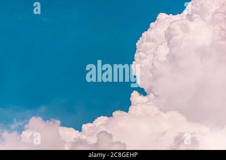 Nuages de pluie massifs, Cumulonimbus nuage duveteux formant dans le ciel bleu Banque D'Images