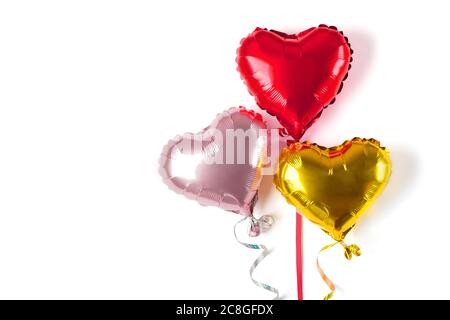 Ensemble de trois coeur gonflable en or, rouge, couleur rose mat isolé sur fond blanc Flat Lay vue du dessus carte de vacances bonne Saint-Valentin Banque D'Images