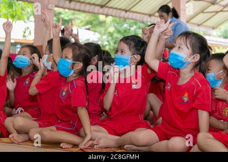 Vientiane, Laos. 23 juillet 2020. Les enfants de la maternelle assistent à une cérémonie de remise des Smart boards à Vientiane, au Laos, le 23 juillet 2020. L'ambassade chinoise au Laos a fait don de 500 tableaux électroniques à des enfants lao dans la maternelle affiliée de l'Université nationale du Laos (NUOL), dans la capitale Vientiane. Crédit: Kaikeo Saiyasane/Xinhua/Alay Live News Banque D'Images