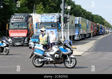 Berlin, Allemagne - vendredi 24 juillet 2020 - les chauffeurs de camions interrompent la circulation dans le centre de Berlin, alors qu'ils protestent contre l'impact de la crise du coronavirus sur le manque d'activité des transporteurs routiers et des prix en baisse. Les routes ont été bloquées pendant environ 30 minutes, plusieurs centaines de camions étant arrivés au centre de la ville. Photo Steven May / Alamy Live News Banque D'Images