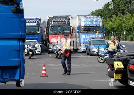 Berlin, Allemagne - vendredi 24 juillet 2020 - les chauffeurs de camions interrompent la circulation dans le centre de Berlin, alors qu'ils protestent contre l'impact de la crise du coronavirus sur le manque d'activité des transporteurs routiers et des prix en baisse. Les routes ont été bloquées pendant environ 30 minutes, plusieurs centaines de camions étant arrivés au centre de la ville. Photo Steven May / Alamy Live News Banque D'Images