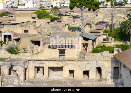 Vue sur la ville romaine d'Herculanum sur la baie de Naples, Italie. Herculanum a été détruit dans l'éruption du Vésuve en 79 Banque D'Images