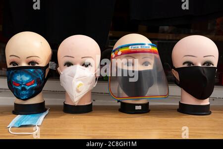 Edimbourg, Ecosse, Royaume-Uni. 24 juillet 2020. Gamme de couvre-visages pour la gamme de têtes de mannequin à vendre en magasin. Iain Masterton/Alay Live News Banque D'Images