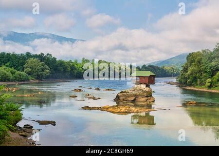 Maison en bois sur des rochers dans la rivière Drina, Banja Basta, Serbie Banque D'Images