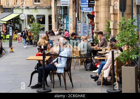 Edimbourg, Ecosse, Royaume-Uni. 24 juillet 2020. Les cafés extérieurs de Cockburn Street dans la vieille ville sont occupés par des clients. Iain Masterton/Alay Live News Banque D'Images
