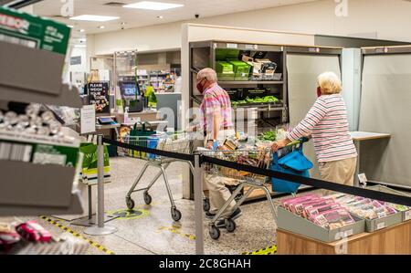 Harrogate, North Yorkshire, Royaume-Uni. 24 juillet 2020. Les acheteurs portent des masques dans un supermarché, car les masques deviennent obligatoires dans les magasins d'Angleterre à partir d'aujourd'hui. Crédit: ernesto rogata/Alay Live News Banque D'Images