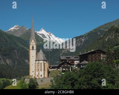 Église de pèlerinage Saint-Vinzenz avec Grossglockner, Heiligenblut, Parc national de la haute-Tauern, Carinthie, Autriche Banque D'Images