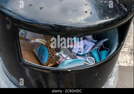 Harrogate, North Yorkshire, Royaume-Uni. 24 juillet 2020. Les masques jetables jetés dans un bac à l'extérieur d'un supermarché comme couvertures de visage deviennent obligatoires dans les magasins en Angleterre d'aujourd'hui. Crédit: ernesto rogata/Alay Live News Banque D'Images