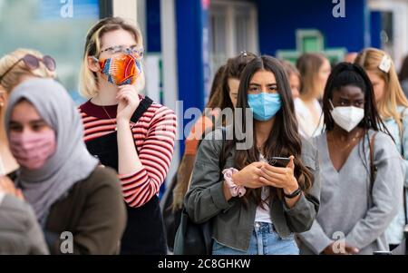 Edimbourg, Ecosse, Royaume-Uni. 24 juillet 2020. Les clients qui portent des masques de visage devant Zara sur Princes Street à Édimbourg ont pris des distances sociales dans la file d'attente. Iain Masterton/Alay Live News Banque D'Images