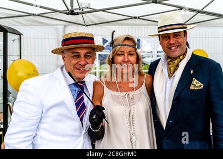 Personnes vêtues de costumes d'époque à la grande foire de Gatsby, Bexhill on Sea, East Sussex, Royaume-Uni Banque D'Images