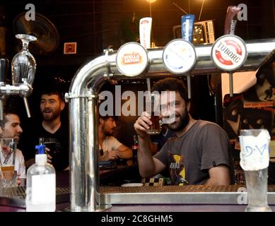 Jérusalem, Israël. 24 juillet 2020. Les Israéliens boivent de la bière dans le marché de Mahane Yehuda à Jérusalem avant le Sabbat juif le vendredi 24 juillet 2020. Le Ministère israélien de la santé a signalé 59 décès et plus de 12,000 nouveaux cas de coronavirus au cours de la semaine écoulée. Photo par Debbie Hill/UPI crédit: UPI/Alay Live News Banque D'Images