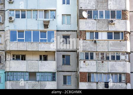 Bâtiments résidentiels en difficulté, bloc de maisons, façade de maison, Sandovoe, Moldavie Banque D'Images
