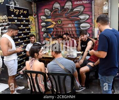 Jérusalem, Israël. 24 juillet 2020. Les Israéliens apprécient un bar dans le marché de Mahane Yehuda à Jérusalem avant le Sabbat juif le vendredi 24 juillet 2020. Le Ministère israélien de la santé a signalé 59 décès et plus de 12,000 nouveaux cas de coronavirus au cours de la semaine écoulée. Photo par Debbie Hill/UPI crédit: UPI/Alay Live News Banque D'Images