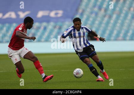 SHEFFIELD, ANGLETERRE. 22 JUILLET - mercredi de Kadeem Harris de Sheffield en action avec Anfernee Dijksteel de Middlesbrough lors du match du championnat Sky Bet entre Sheffield mercredi et Middlesbrough à Hillsborough, Sheffield, le mercredi 22 juillet 2020. (Crédit : Mark Fletcher | ACTUALITÉS MI ) Banque D'Images