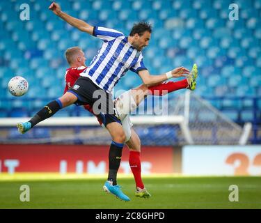 SHEFFIELD, ANGLETERRE. 22 JUILLET - Atdhe Nuhiu de Sheffield mercredi en action avec George Saville de Middlesbrough lors du match de championnat Sky Bet entre Sheffield mercredi et Middlesbrough à Hillsborough, Sheffield, mercredi 22 juillet 2020. (Crédit : Mark Fletcher | ACTUALITÉS MI ) Banque D'Images