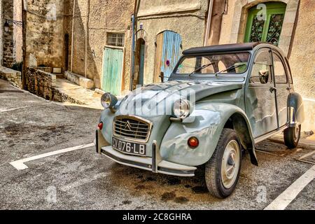 Oldtimer Citroen 2CV dans une allée de la vieille ville, France Banque D'Images