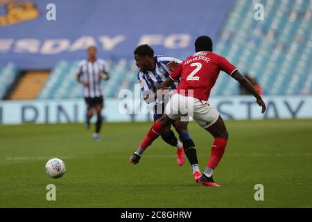 SHEFFIELD, ANGLETERRE. 22 JUILLET - mercredi de Kadeem Harris de Sheffield en action avec Anfernee Dijksteel de Middlesbrough lors du match du championnat Sky Bet entre Sheffield mercredi et Middlesbrough à Hillsborough, Sheffield, le mercredi 22 juillet 2020. (Crédit : Mark Fletcher | ACTUALITÉS MI ) Banque D'Images