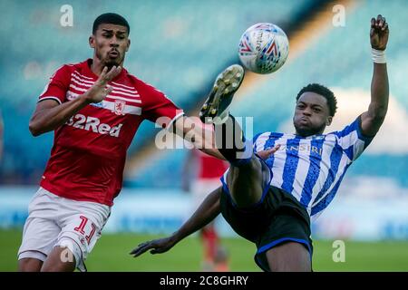 SHEFFIELD, ANGLETERRE. 22 JUILLET - Dominic Iorfa de Sheffield mercredi quitte Ashley Fletcher de Middlesbrough lors du match de championnat Sky Bet entre Sheffield mercredi et Middlesbrough à Hillsborough, Sheffield, le mercredi 22 juillet 2020. (Crédit : Mark Fletcher | ACTUALITÉS MI ) Banque D'Images