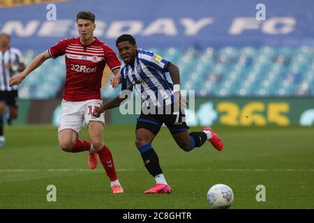 SHEFFIELD, ANGLETERRE. 22 JUILLET - Paddy McNair de Middlesbrough et Kadeem Harris de Sheffield mercredi, lors du match de championnat Sky Bet entre Sheffield mercredi et Middlesbrough à Hillsborough, Sheffield, mercredi 22 juillet 2020. (Crédit : Mark Fletcher | ACTUALITÉS MI ) Banque D'Images