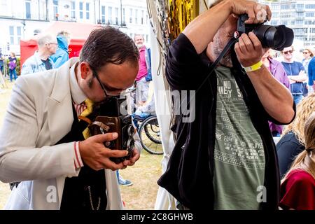 Un homme habillé dans un costume d'époque prend des photos avec une caméra à l'ancienne à la grande foire de Gatsby, Bexhill on Sea, East Sussex, Royaume-Uni Banque D'Images