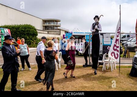 Les personnes vêtues de costumes d'époque arrivent à la grande foire de Gatsby, Bexhill on Sea, East Sussex, Royaume-Uni Banque D'Images