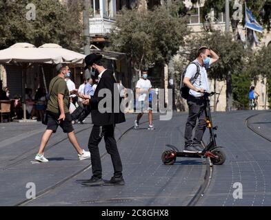 Jérusalem, Israël. 24 juillet 2020. Les Israéliens portent des masques pour se protéger contre le coronavirus à Jérusalem avant le Sabbat juif du vendredi 24 juillet 2020. Le Ministère israélien de la santé a signalé 59 décès et plus de 12,000 nouveaux cas de coronavirus au cours de la semaine écoulée. Photo par Debbie Hill/UPI crédit: UPI/Alay Live News Banque D'Images