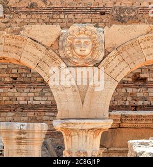Arche à colonnes avec une tête de Medusa, ville en ruines de Leptis Magna, Libye Banque D'Images
