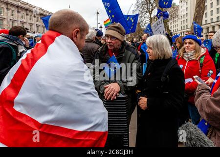 Un partisan du Brexit soutient les partisans pro-européens près de la place du Parlement, à Londres, au Royaume-Uni Banque D'Images