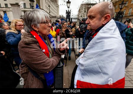 Un partisan du Brexit soutient les partisans pro-européens près de la place du Parlement, à Londres, au Royaume-Uni Banque D'Images