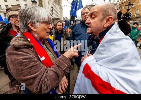 Un partisan du Brexit soutient les partisans pro-européens près de la place du Parlement, à Londres, au Royaume-Uni Banque D'Images