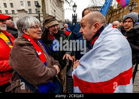 Un partisan du Brexit soutient les partisans pro-européens près de la place du Parlement, à Londres, au Royaume-Uni Banque D'Images