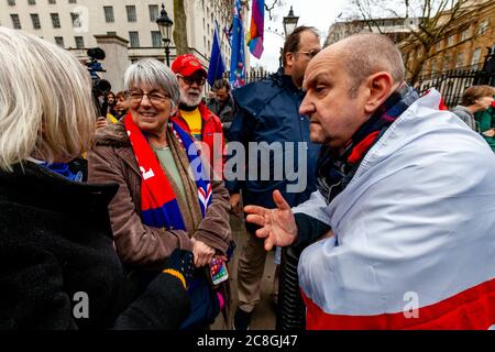 Un partisan du Brexit soutient les partisans pro-européens près de la place du Parlement, à Londres, au Royaume-Uni Banque D'Images