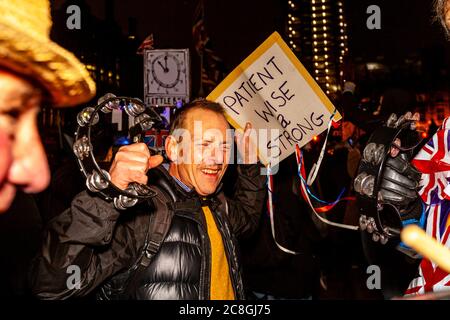Les partisans du Brexit célèbrent le départ de la Grande-Bretagne de l'Union européenne sur la place du Parlement, à Londres, au Royaume-Uni. Banque D'Images