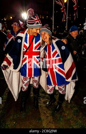 Les partisans du Brexit célèbrent le départ de la Grande-Bretagne de l'Union européenne sur la place du Parlement, à Londres, au Royaume-Uni. Banque D'Images