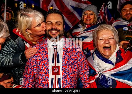 Les partisans du Brexit célèbrent le départ de la Grande-Bretagne de l'Union européenne sur la place du Parlement, à Londres, au Royaume-Uni Banque D'Images