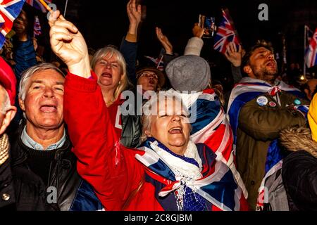 Les partisans du Brexit réagissent face à la sortie de la Grande-Bretagne de l'Union européenne à 23 heures sur la place du Parlement, à Londres, au Royaume-Uni. Banque D'Images