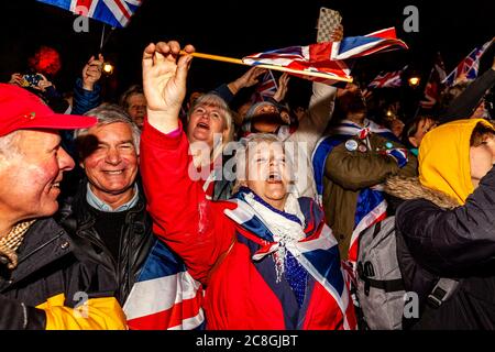 Les partisans du Brexit réagissent face à la sortie de la Grande-Bretagne de l'Union européenne à 23 heures sur la place du Parlement, à Londres, au Royaume-Uni. Banque D'Images