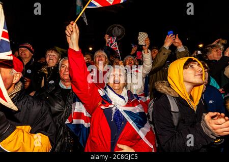 Les partisans du Brexit réagissent face à la sortie de la Grande-Bretagne de l'Union européenne à 23 heures sur la place du Parlement, à Londres, au Royaume-Uni. Banque D'Images