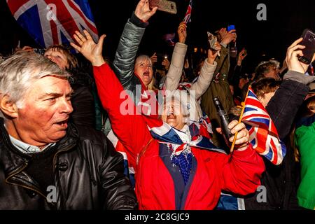 Les partisans du Brexit réagissent face à la sortie de la Grande-Bretagne de l'Union européenne à 23 heures sur la place du Parlement, à Londres, au Royaume-Uni. Banque D'Images