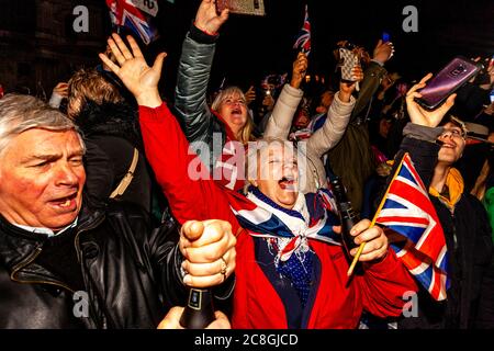 Les partisans du Brexit réagissent face à la sortie de la Grande-Bretagne de l'Union européenne à 23 heures sur la place du Parlement, à Londres, au Royaume-Uni. Banque D'Images