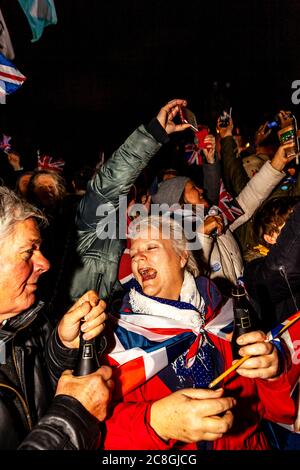 Les partisans du Brexit réagissent face à la sortie de la Grande-Bretagne de l'Union européenne à 23 heures sur la place du Parlement, à Londres, au Royaume-Uni. Banque D'Images